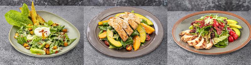Món tôm nướng phô mai bày trí cùng các món ăn kèm như bánh mì và salad